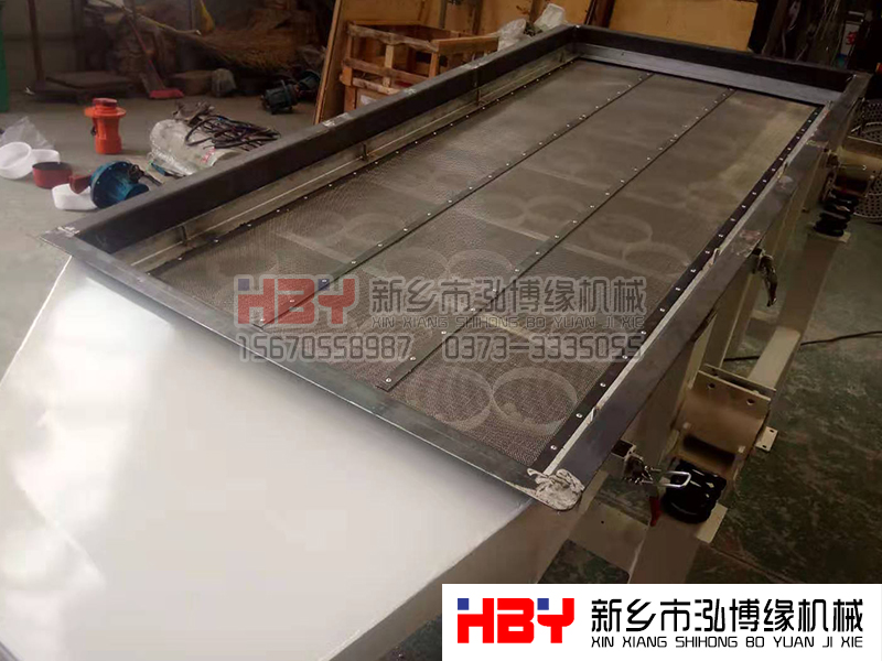 福建廈門(mén)環(huán)保材料大傾角直線(xiàn)篩粉機(jī)準(zhǔn)備發(fā)貨 請(qǐng)注意查收