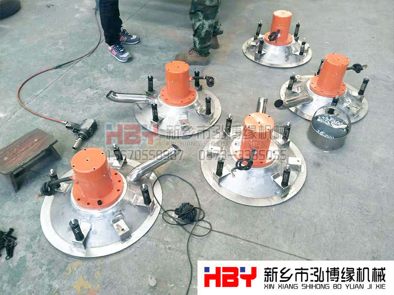 浙江嘉興的王經(jīng)理生產(chǎn)的5臺HBY-GP600型高頻篩正在安裝，預(yù)計(jì)明天才能發(fā)貨
